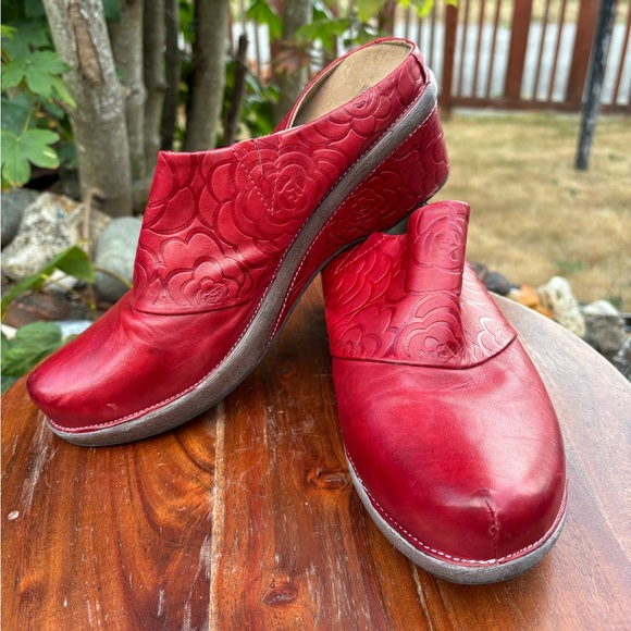 L'artiste Shoes - L’artiste size 9.5 (41) Elegant Red Embossed Leather Mules